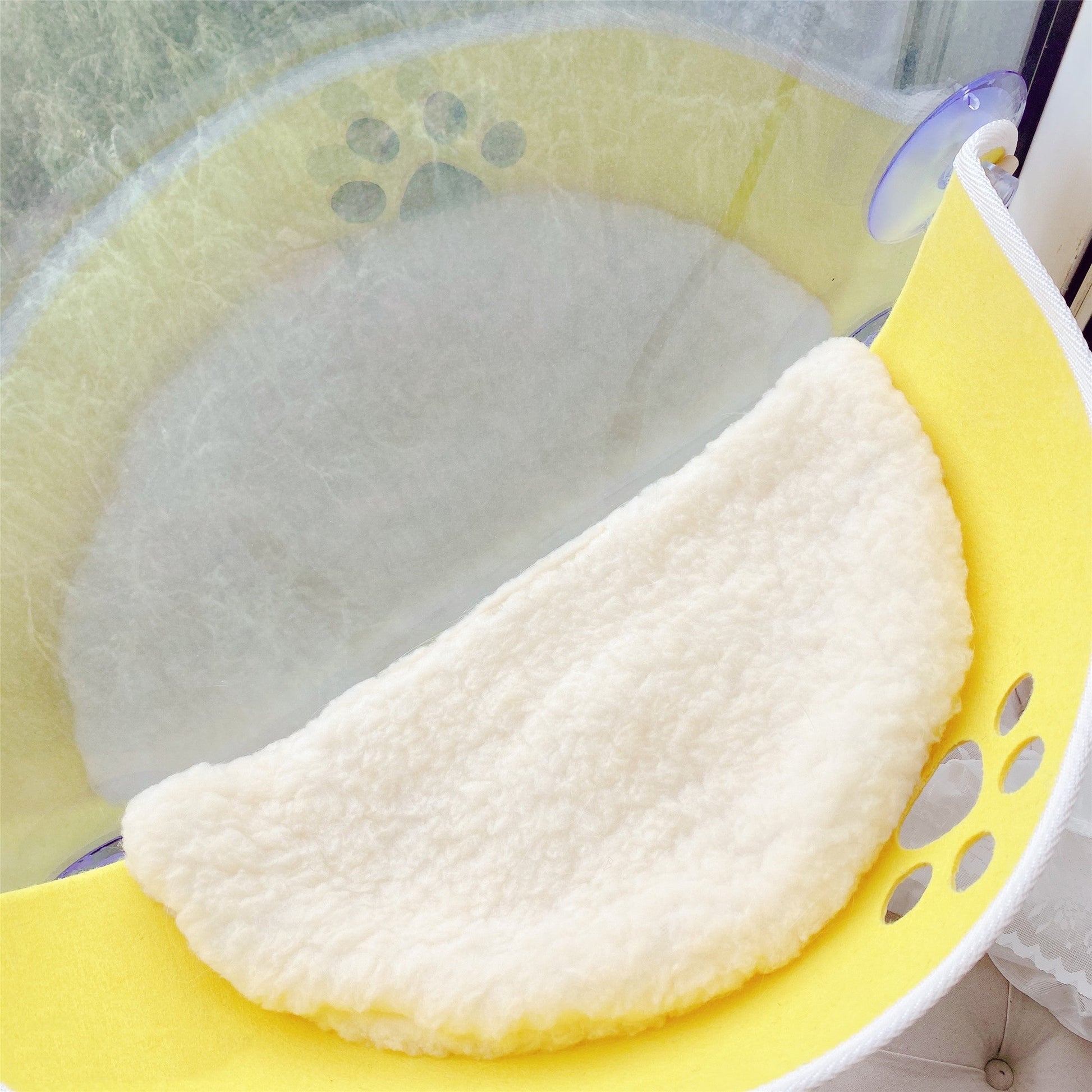 JMT-068234 Crescent-Shaped Cat Litter Box with Suction Cups and Velvet Pad for All Seasons