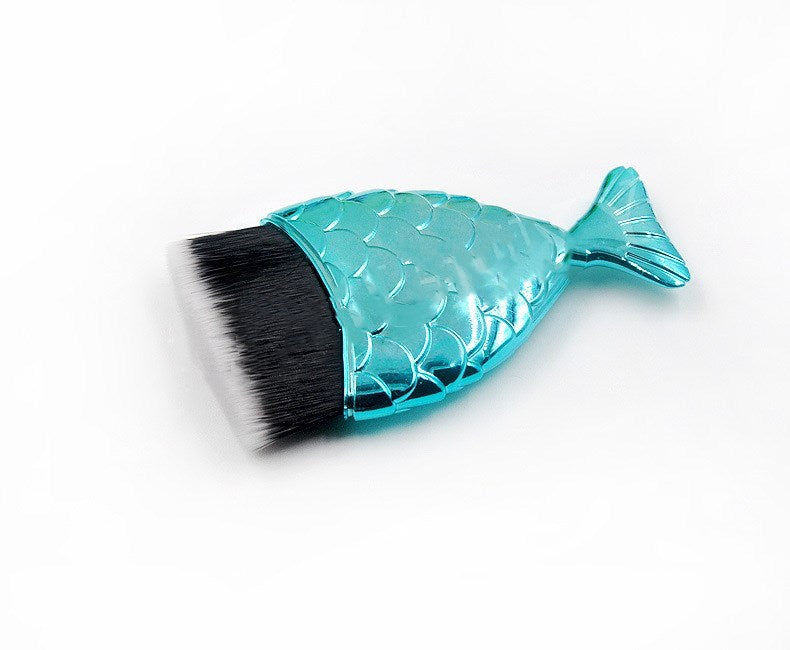 JMT-074122 Fishtail Makeup Brush with Short Plastic Handle and Soft Artificial Fiber Bristles