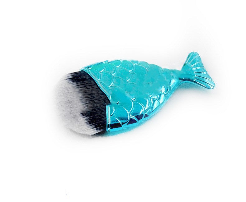 JMT-074122 Fishtail Makeup Brush with Short Plastic Handle and Soft Artificial Fiber Bristles