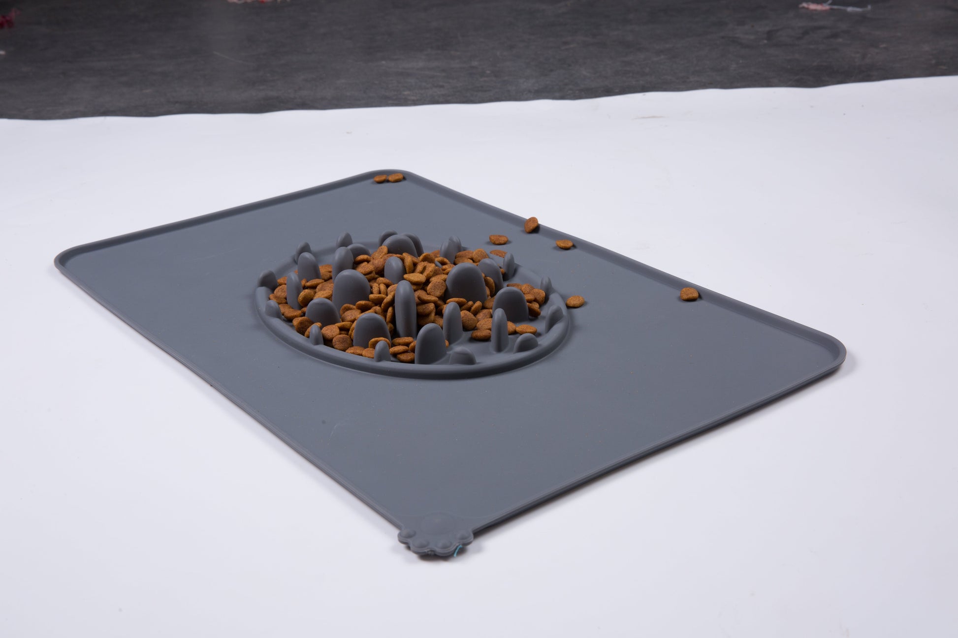 JMT-090954 Dog Claw Slow Feed Silicone Food Mat for Cats and Dogs - Heat Resistant and Eco-Friendly, 47x30cm