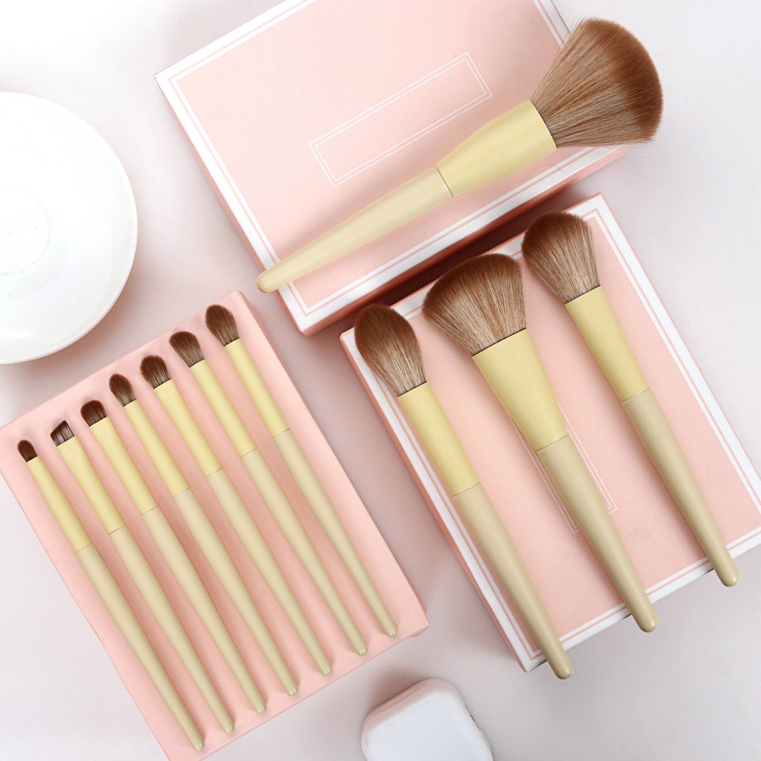 JMT-126986 11-Piece Yellow Makeup Brush Set with Nylon Bristles and Long Handles