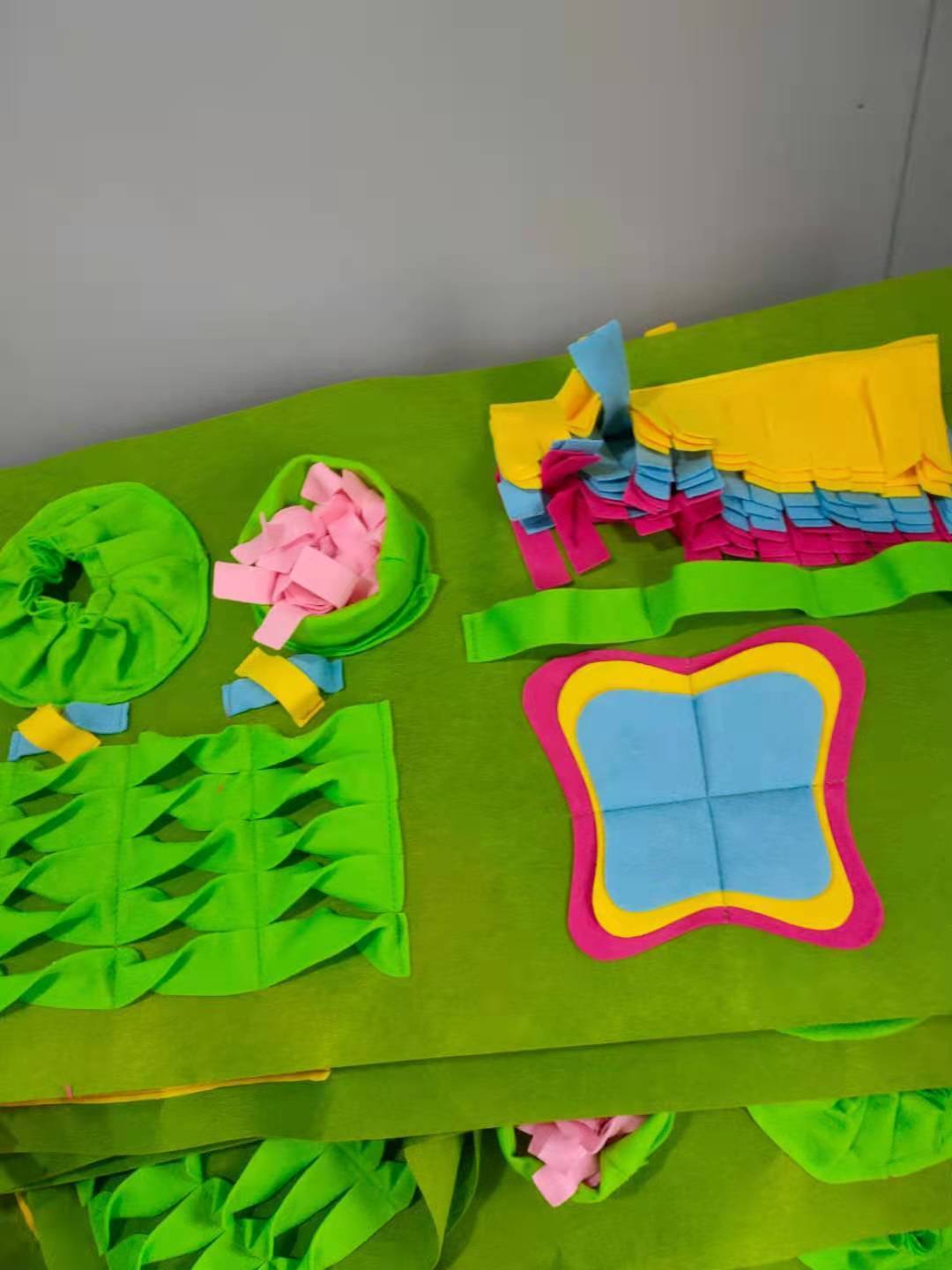 JMT-281482 Pet Lawn Series Sniffing Pad for Dogs - Plush Foraging and Smelling Toy, 70 x 43 cm, 185g