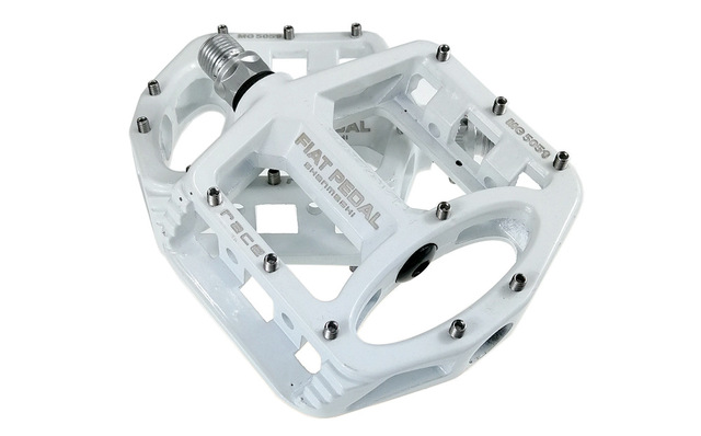JMT-357450 Lightweight Magnesium Alloy Mountain Bike Flat Pedals for Enhanced Performance