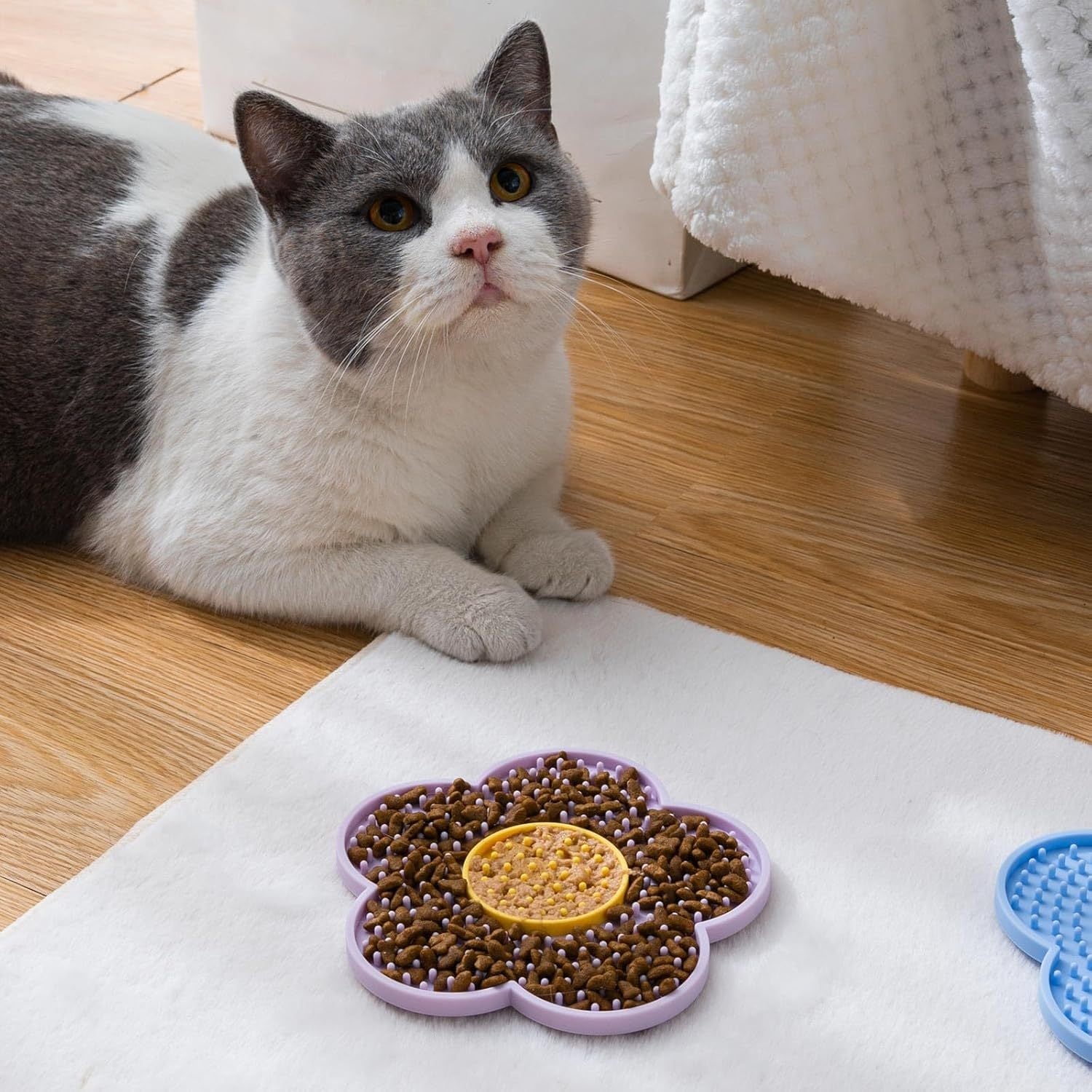 JMT-402186 Silicone Flower-Shaped Licking Mat with Suction Cups for Dogs and Cats, Slow Feeder for Treats