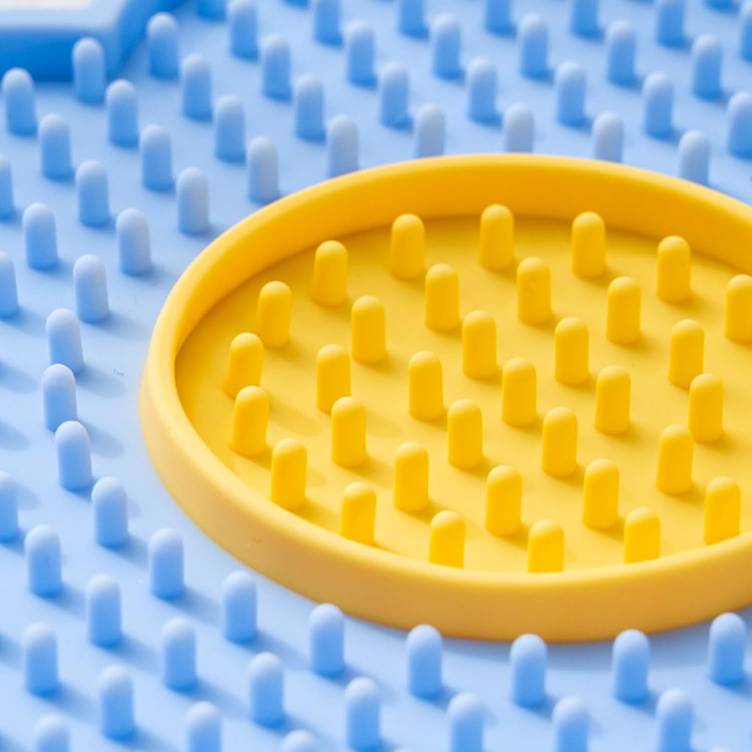 JMT-402186 Silicone Flower-Shaped Licking Mat with Suction Cups for Dogs and Cats, Slow Feeder for Treats