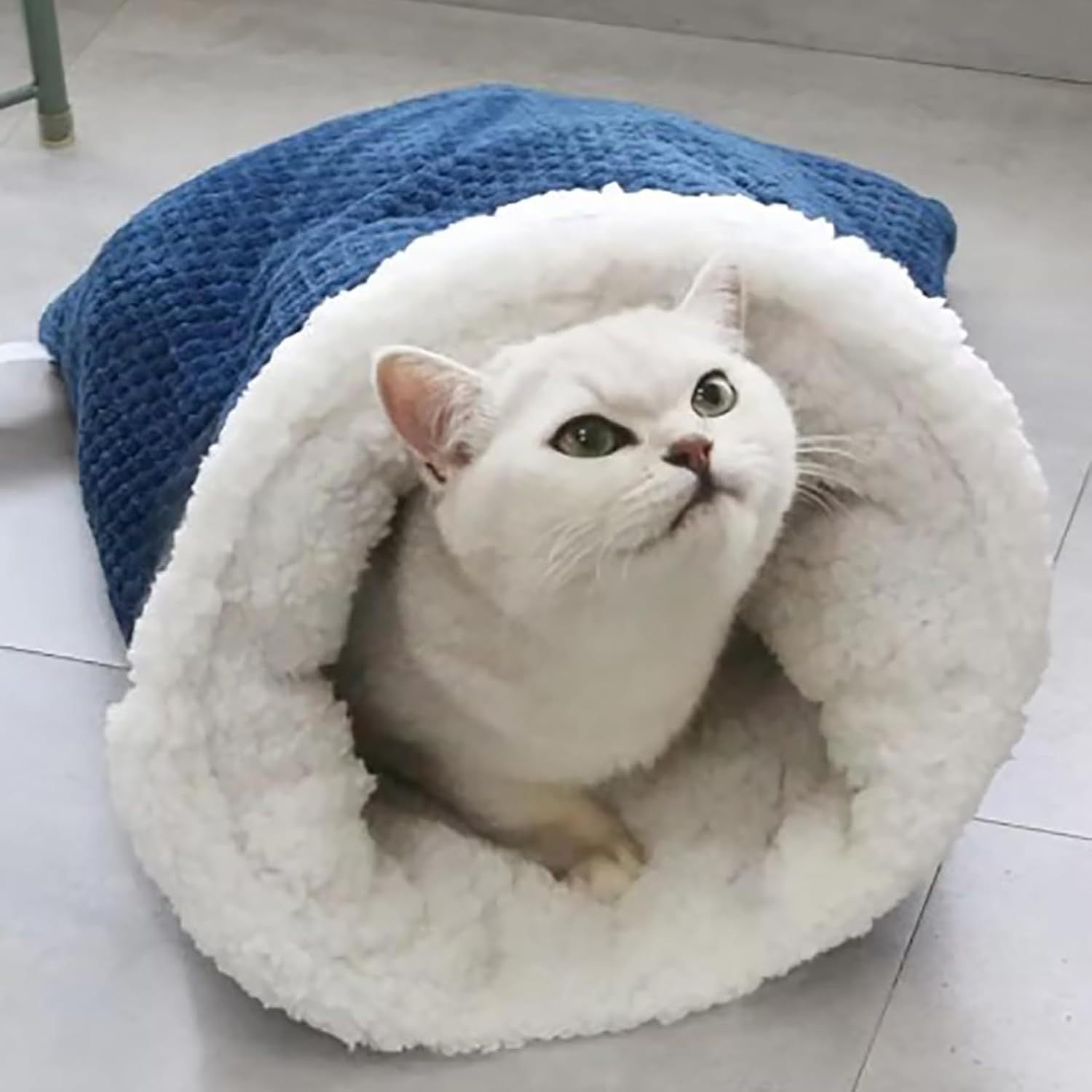 JMT-575562 Cozy Cat Winter Sleeping Bag with Removable Crinkle Sack for Cats Up to 6kg