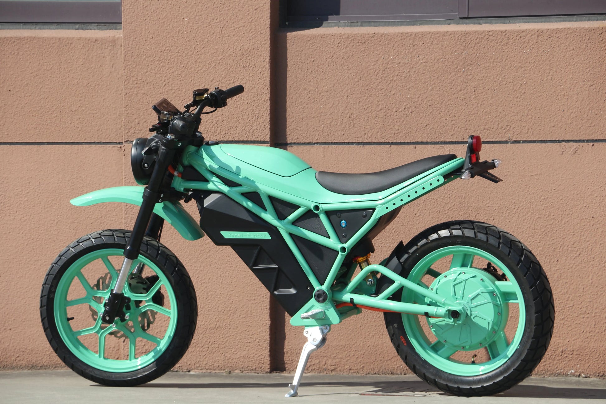 JMT-580618 Electric Dirt Bike for Adults - 2500W Motor, 72V 28AH Battery, Enduro Style , Top Speed 27.9 mph