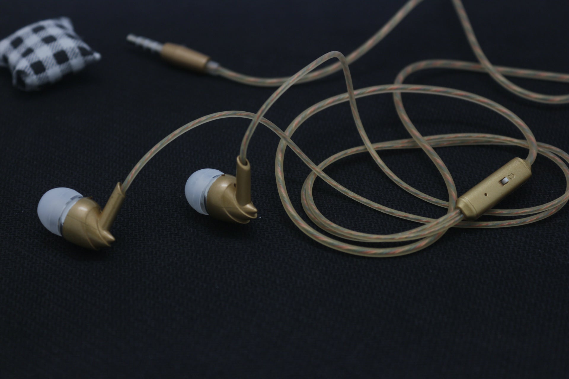 JMT-699402 Universal In-Ear Subwoofer Earplugs with Wired Connectivity for Android, iOS, and WindowsMobile – Available in Gold, Rose Gold, and Silver