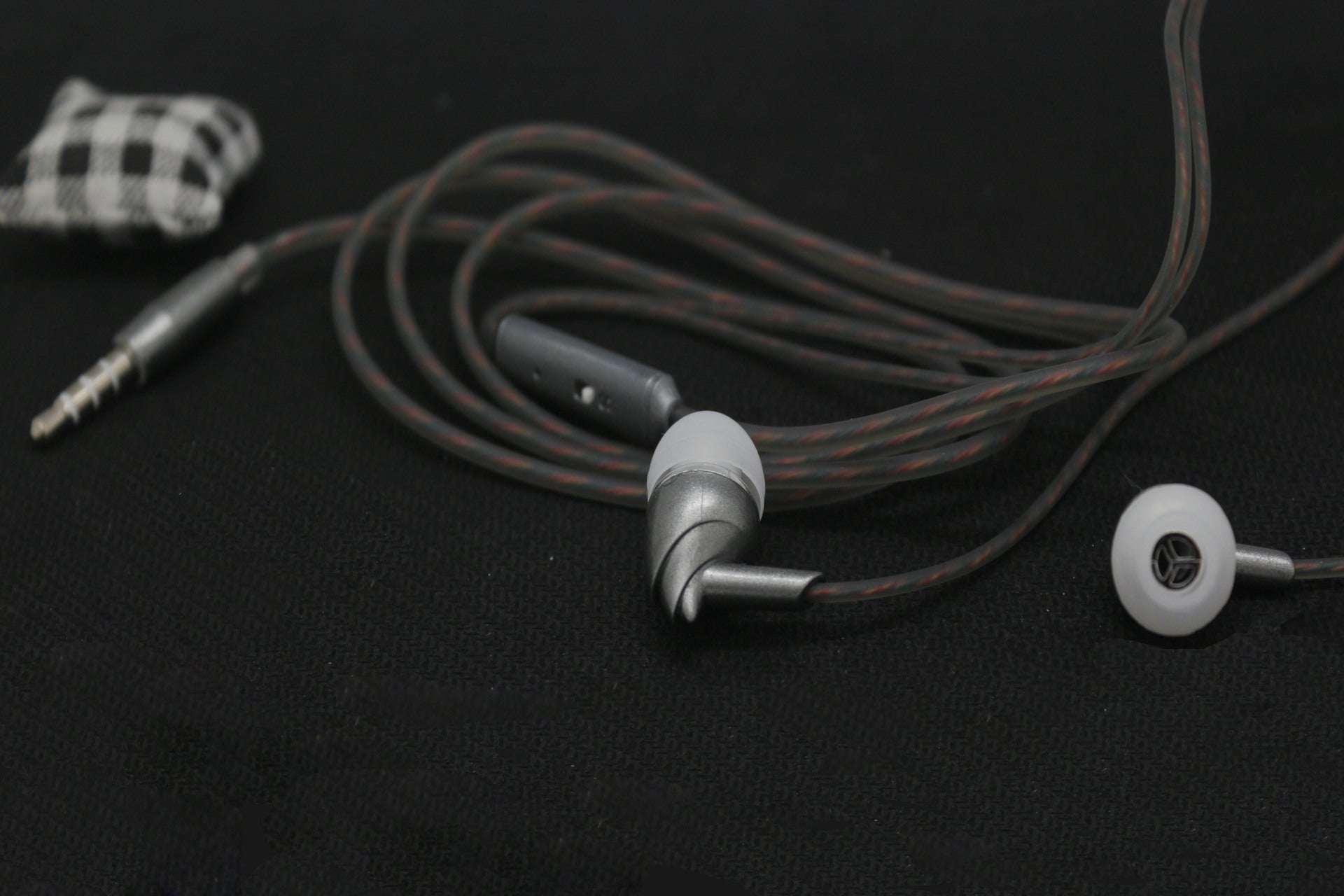 JMT-699402 Universal In-Ear Subwoofer Earplugs with Wired Connectivity for Android, iOS, and WindowsMobile – Available in Gold, Rose Gold, and Silver
