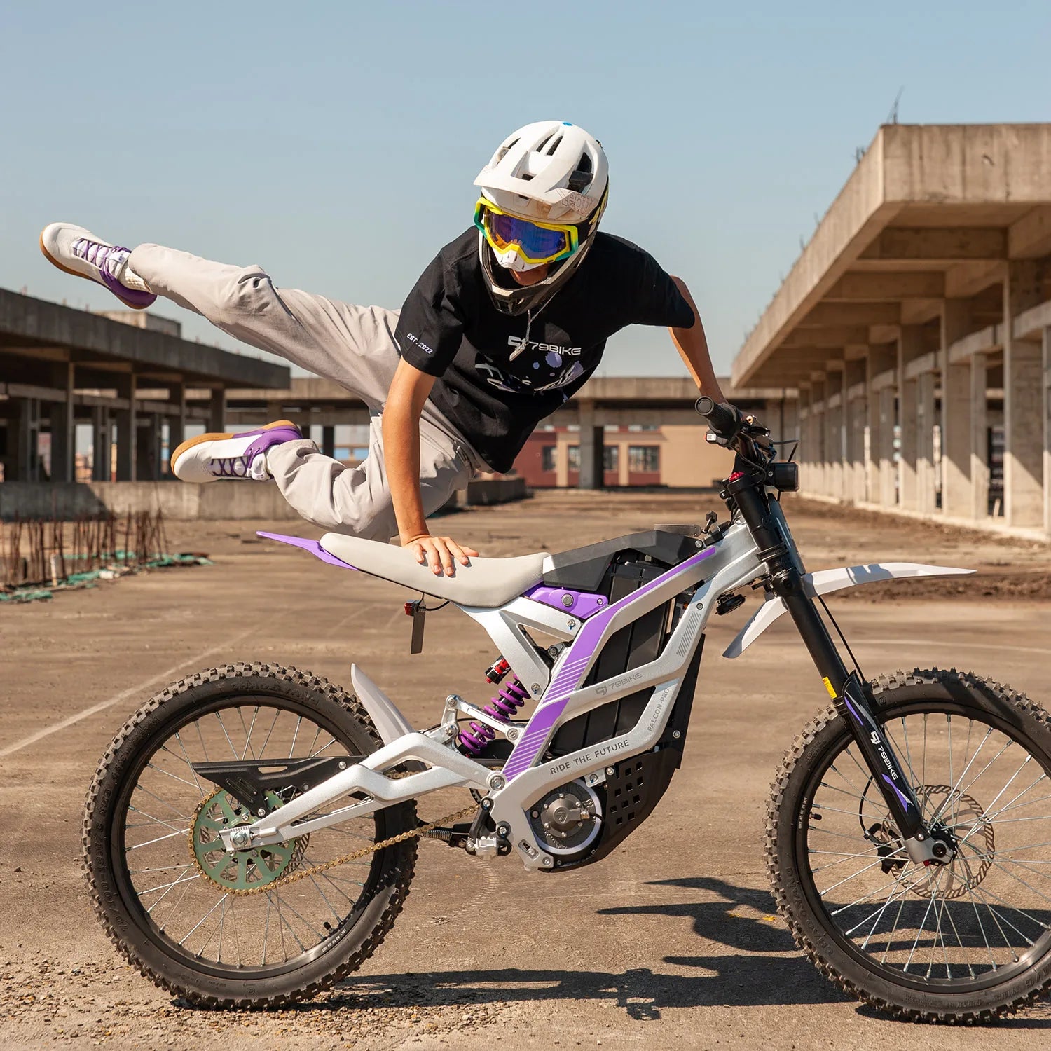 JMT-788426 8000W Off-Road Electric Dirt Bike with 72V 35Ah Battery, 74.5 miles Range , Top Speed 27.9 mph