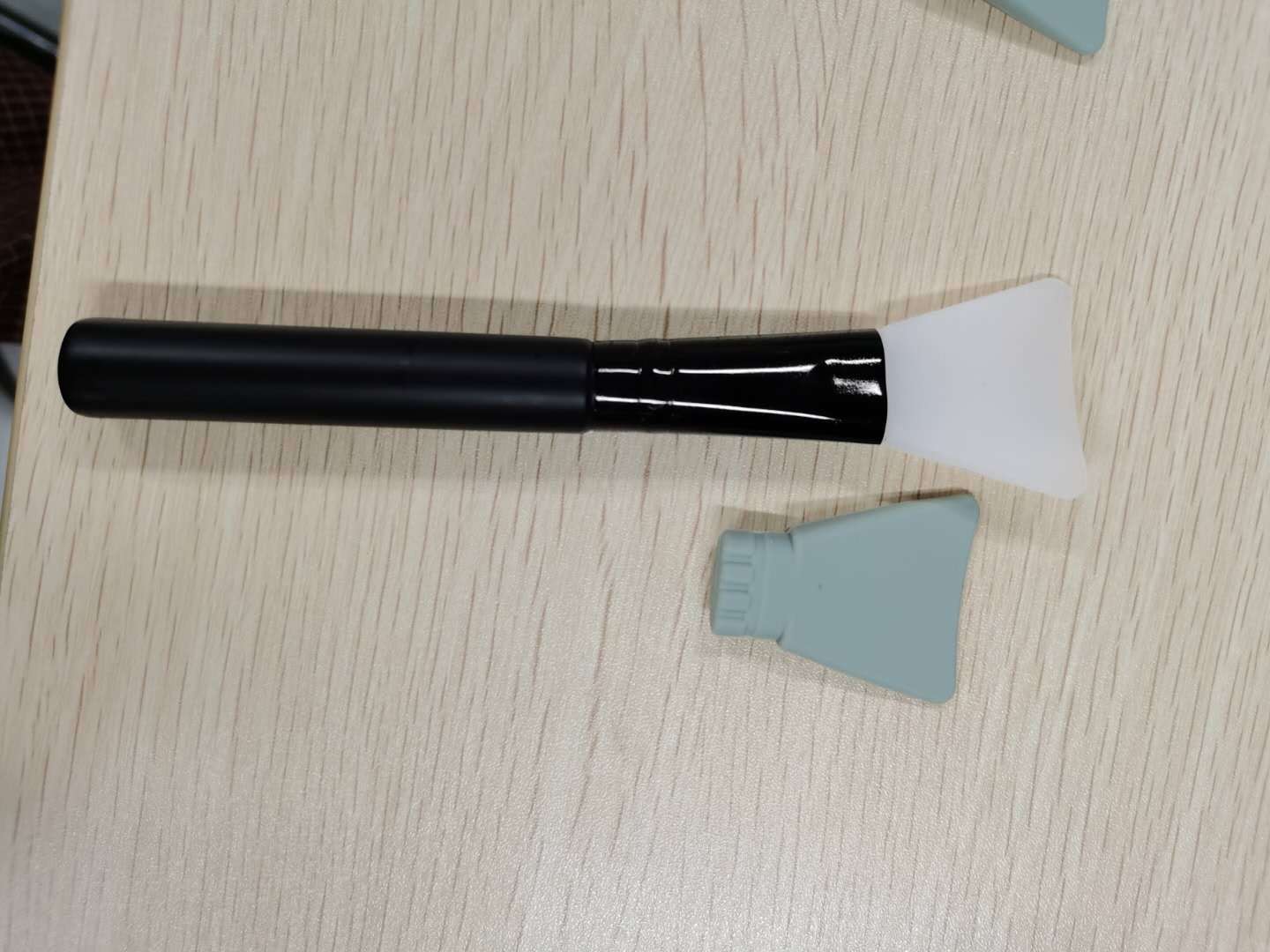 JMT-808330 Silicone Makeup Brush Tool with Long Wooden Handle - 14cm Adjusting Film Stick