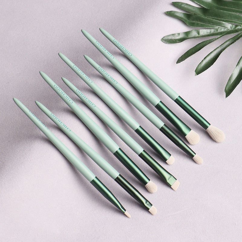 JMT-880650 13-Piece Green Makeup Brush Set with Foundation and Eye Brushes - Fiber Wool and Solid Wood Design