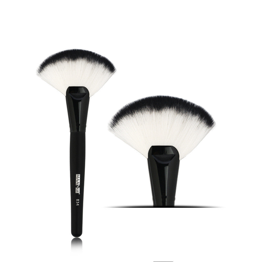 JMT-972362 Large Blush Brush with Wooden Handle and Corrugated Silk Nylon Wool bristles, 21.5cm Size